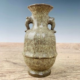 哥窑哥瓷花瓶，高17.5厘米，直径9厘米
