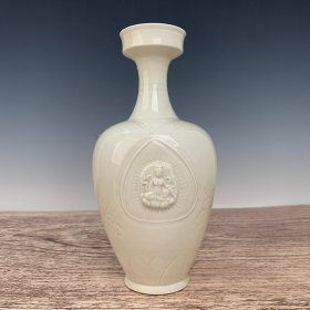 定窑瓷盘口瓶，高28厘米，直径14厘米