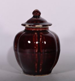 元祭红釉瓜棱盖罐，高14×10.5厘米