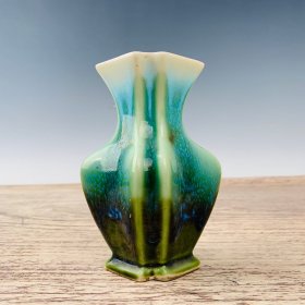 翠绿釉彩瓷花瓶，高14.5厘米，直径9厘米