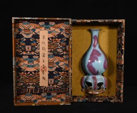 钧窑窑变釉玉壶春瓶，高30.5×12.5厘米