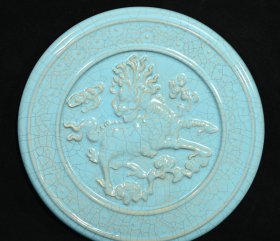 汝窑雕刻麒麟纹瓷板，直径18厘米
