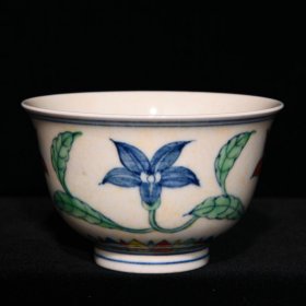 明成化斗彩花卉纹杯，高5cm直径8.2cm