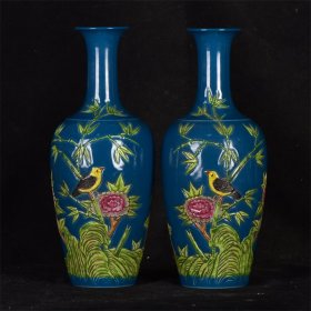 清乾隆年制蓝釉浮雕花鸟纹瓶 
高：25厘米 宽：10厘米