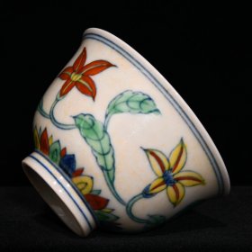 明成化斗彩花卉纹杯，高5cm直径8.2cm