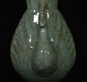 宋官窑孔雀尊，高23.7×15.5厘米