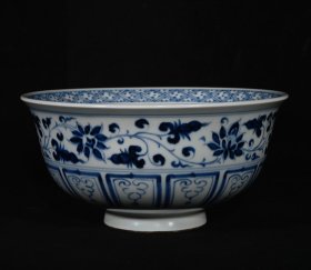 元代青花缠枝凤纹碗，高8.3×17.5厘米