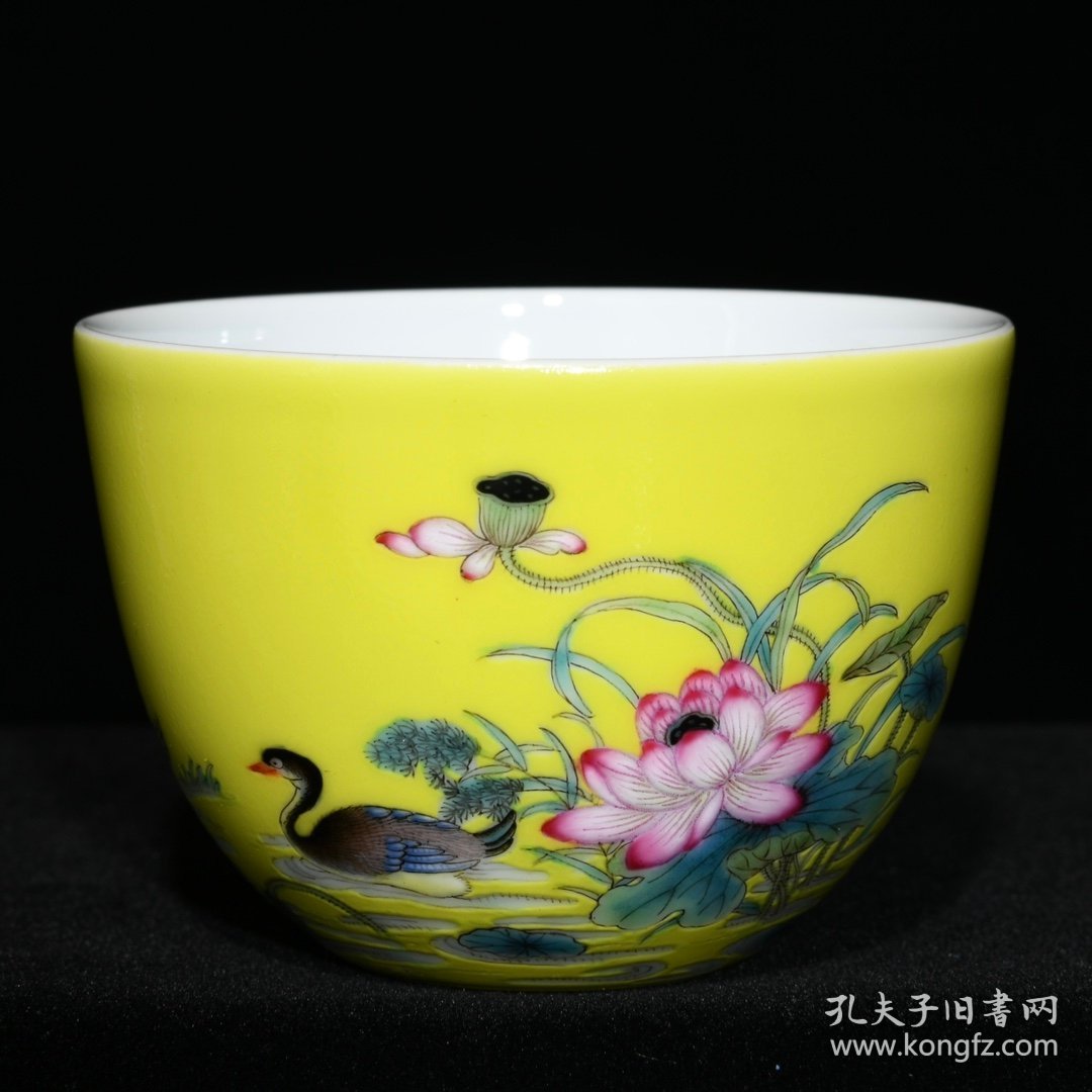 乾隆黄地粉彩鸳鸯戏莲纹杯，高4.8cm直径7cm