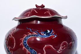 元祭红釉雕刻青花龙纹荷叶盖罐一对，高38×36厘米