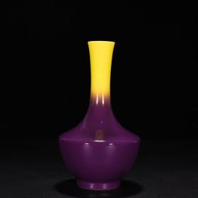 清康熙茄皮紫釉瓶
高20.5厘米     宽12厘