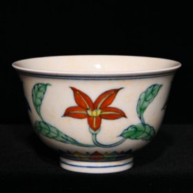 明成化斗彩花卉纹杯，高5cm直径8.2cm