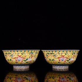 清乾隆珐琅彩花卉纹碗。 规格7.2*15.5