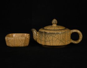 官窑茶具一套，壶9×16厘米，杯3.3×7.5厘米