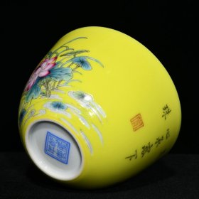 乾隆黄地粉彩鸳鸯戏莲纹杯，高4.8cm直径7cm