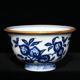 宣德青花描金三果纹压手杯，高5.2cm直径9.3cm