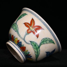 明成化斗彩花卉纹杯，高5cm直径8.2cm