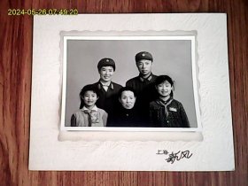 上个世纪六、七十年代上海新风照相馆全家福带衬纸黑白照片