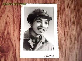 八十年代北京戴军帽的女青年照片