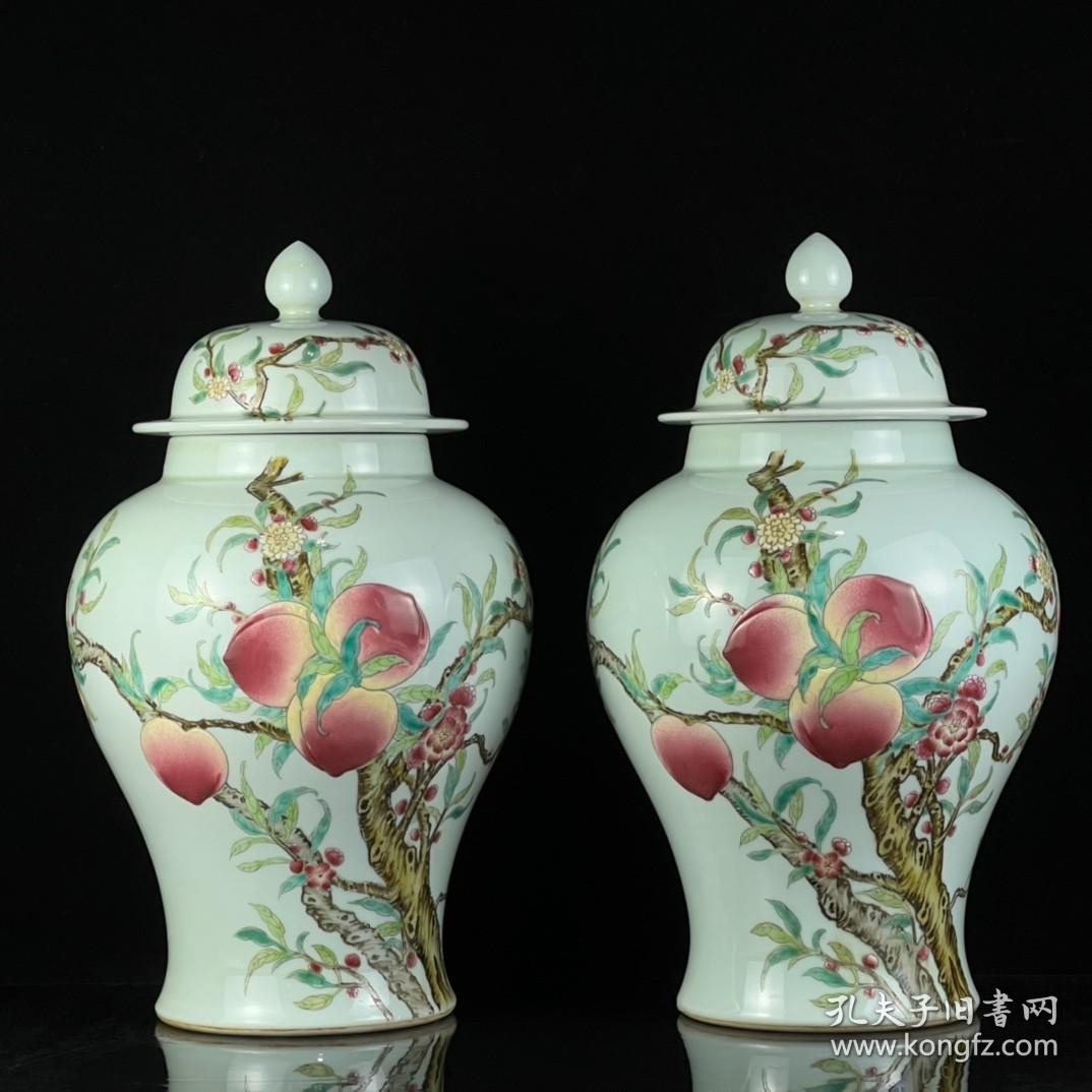 清乾隆粉彩五福捧寿将军罐。高35*20。