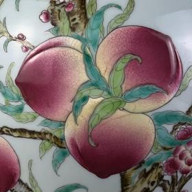 清乾隆粉彩五福捧寿将军罐。高35*20。