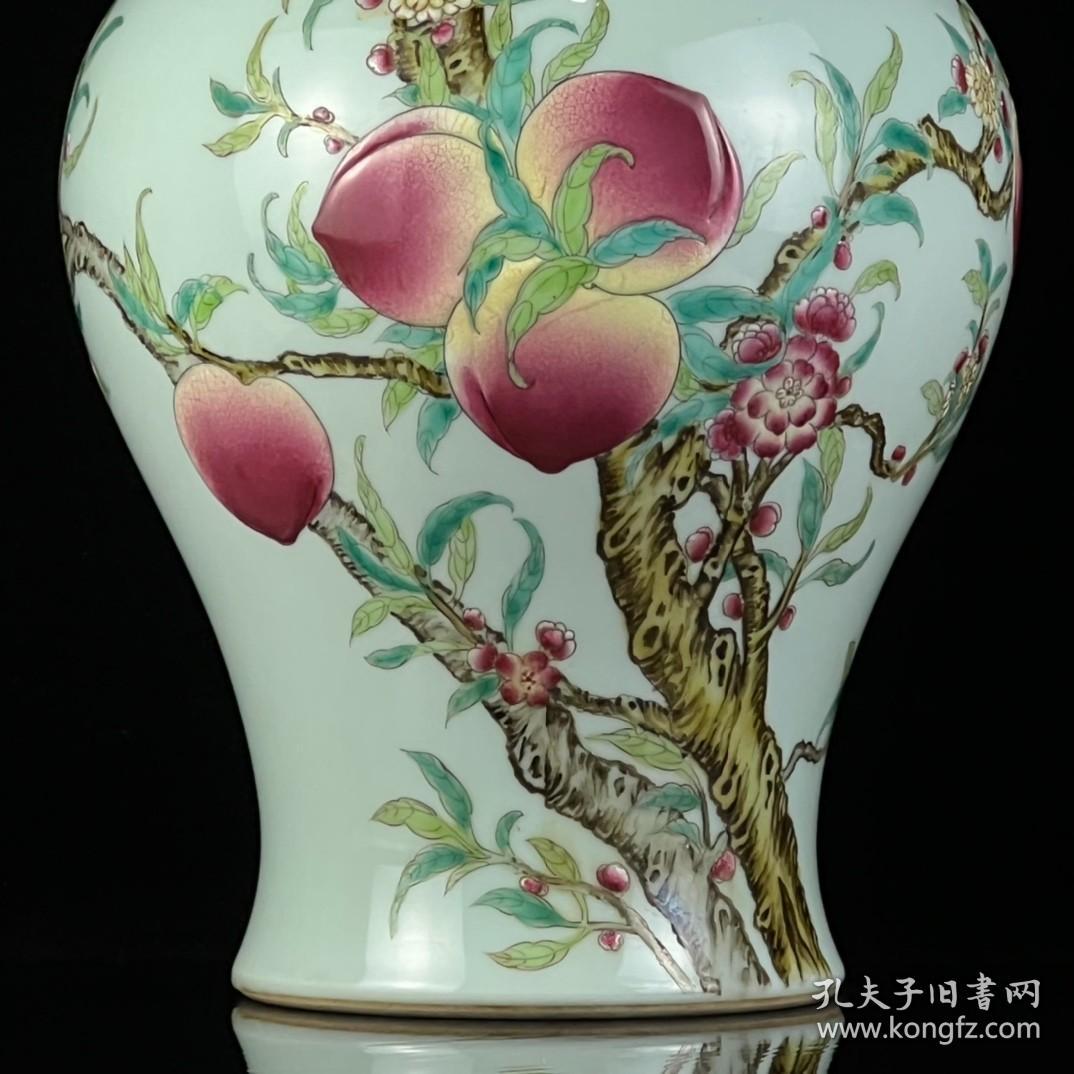 清乾隆粉彩五福捧寿将军罐。高35*20。