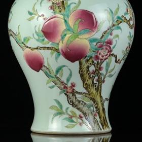 清乾隆粉彩五福捧寿将军罐。高35*20。