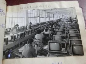 非常珍贵的上海解放初期资料。新华社记者拍摄的，50至70年代上海各条战线照片223册近万幅照片，背面都有手写或打印的文字说明（其它可见另外1至10，价格是总价），些件为（3）24册