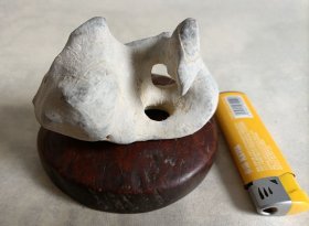 小赏石，太湖石，带木座。