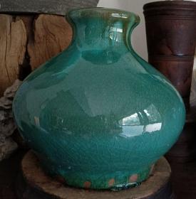 老石湾窑绿釉墩墩瓶，高16厘米，底径12.5厘米，完整。