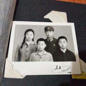 军人家庭相册1本（内有17张原版黑白照片，尺寸不一）相册64开。上海纸品六厂【货号：+12-34】自然旧。正版。详见书影，实物拍照