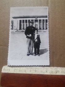 幸福家庭老照片：一家2口，手握红宝书