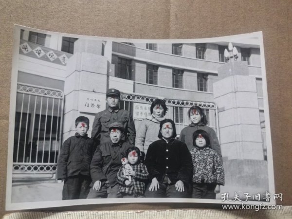 幸福家庭老照片：一家八口，医院大门口