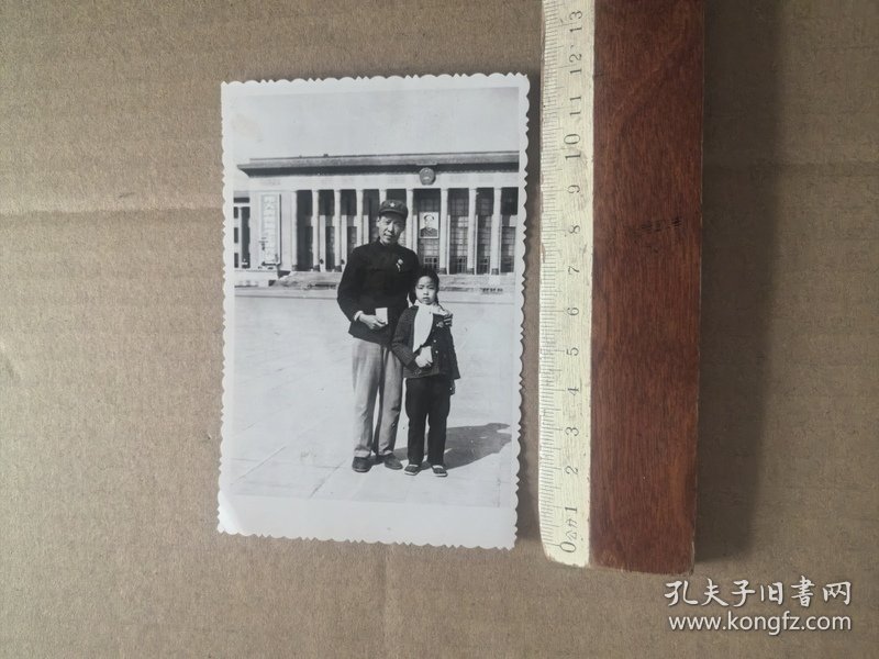 幸福家庭老照片：一家2口，手握红宝书