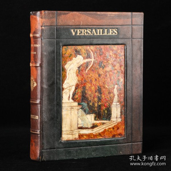 特装本！1957年法国巴黎《凡尔赛宫和特里亚农宫》Versailles Trianons，法文原版，棕褐色全皮精装，封面镶嵌油画，法国凡尔赛宫策展人热拉尔德·范德肯普（Gérald Van der Kemp）、法国历史学家 Jacques Levron 编辑，内收宫殿风景及艺术品照片插图184幅