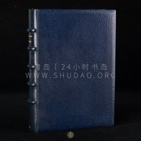 限量编号本！1925年法国巴黎《阿姬亚黛》Aziyadé，法文原版，摩洛哥午夜蓝全皮精装，法国装帧师 J. Bettenfeld 装订，装帧精湛，法国小说家皮埃尔·洛蒂（Pierre Loti）记述土耳其风光及其恋情的处女作，内收法国画家 William Fel 绘制彩色文章插图及整页插图，限量200套之第102号