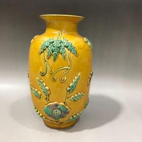 黄釉浮雕素三彩瓶