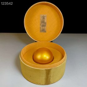 84_珍藏金色大珍珠贝珠
直径9.5厘米。单重1160克左右