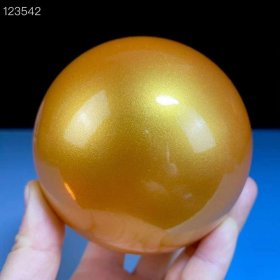 84_珍藏金色大珍珠贝珠
直径9.5厘米。单重1160克左右