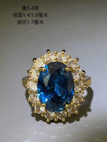 390_老凤祥18K，金镶蓝钻戒指一枚。