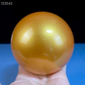 84_珍藏金色大珍珠贝珠
直径9.5厘米。单重1160克左右