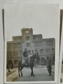 F 民国 原版 黑白老照片 《日军记者在扬州中学》一枚！尺寸：长11厘米*高7.5厘米。