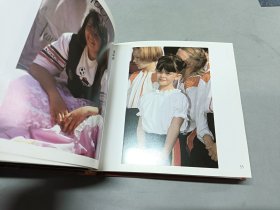 世界民族服饰:[图集]精装
