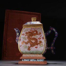 清代 紫砂珐琅彩描金龙纹茶壶。