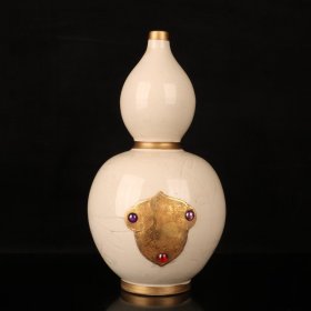 宋定瓷包金镶宝石葫芦瓶 
尺寸 高28直径13厘米