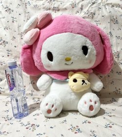 带蝴蝶结斜背小怪兽的白色美乐蒂Melody 大型毛绒玩具玩偶 减压毛绒布偶玩具 陪睡卡通玩偶 娃娃公仔小礼品小礼物 婚礼婚庆小奖品婚房布置小摆设小摆件 全新无吊牌