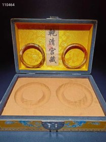 254_乾隆年製，和田玉老手镯一盒 玉质油润，沁色完美，品相完整。
