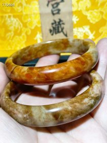 254_乾隆年製，和田玉老手镯一盒 玉质油润，沁色完美，品相完整。