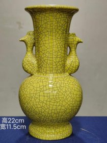 395_美品
官窑米黄釉笏⼀纪开片贯耳赏瓶，施釉饱满，釉面肥厚光润，品相完好如图