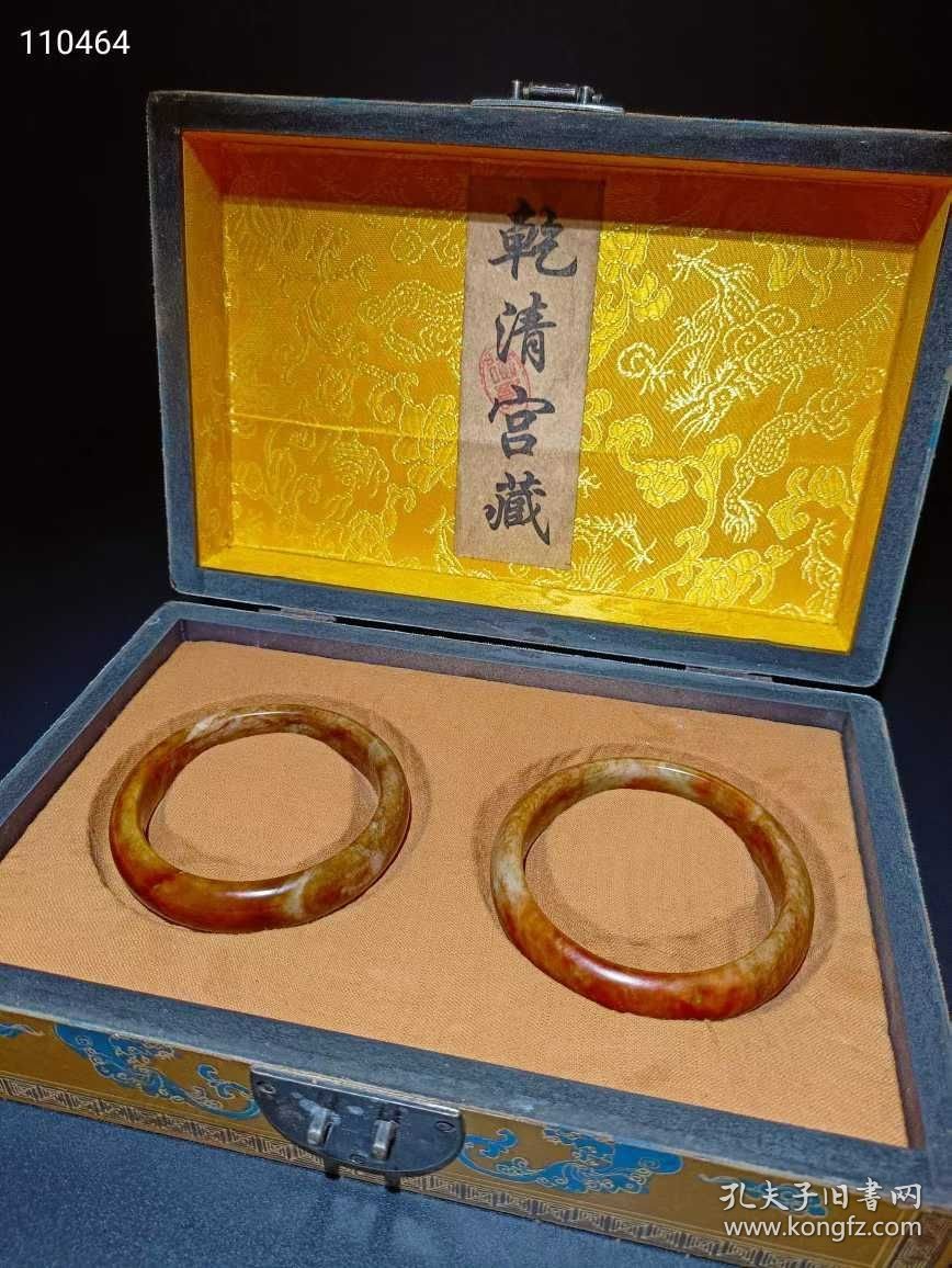 254_乾隆年製，和田玉老手镯一盒 玉质油润，沁色完美，品相完整。