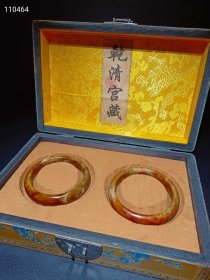 254_乾隆年製，和田玉老手镯一盒 玉质油润，沁色完美，品相完整。